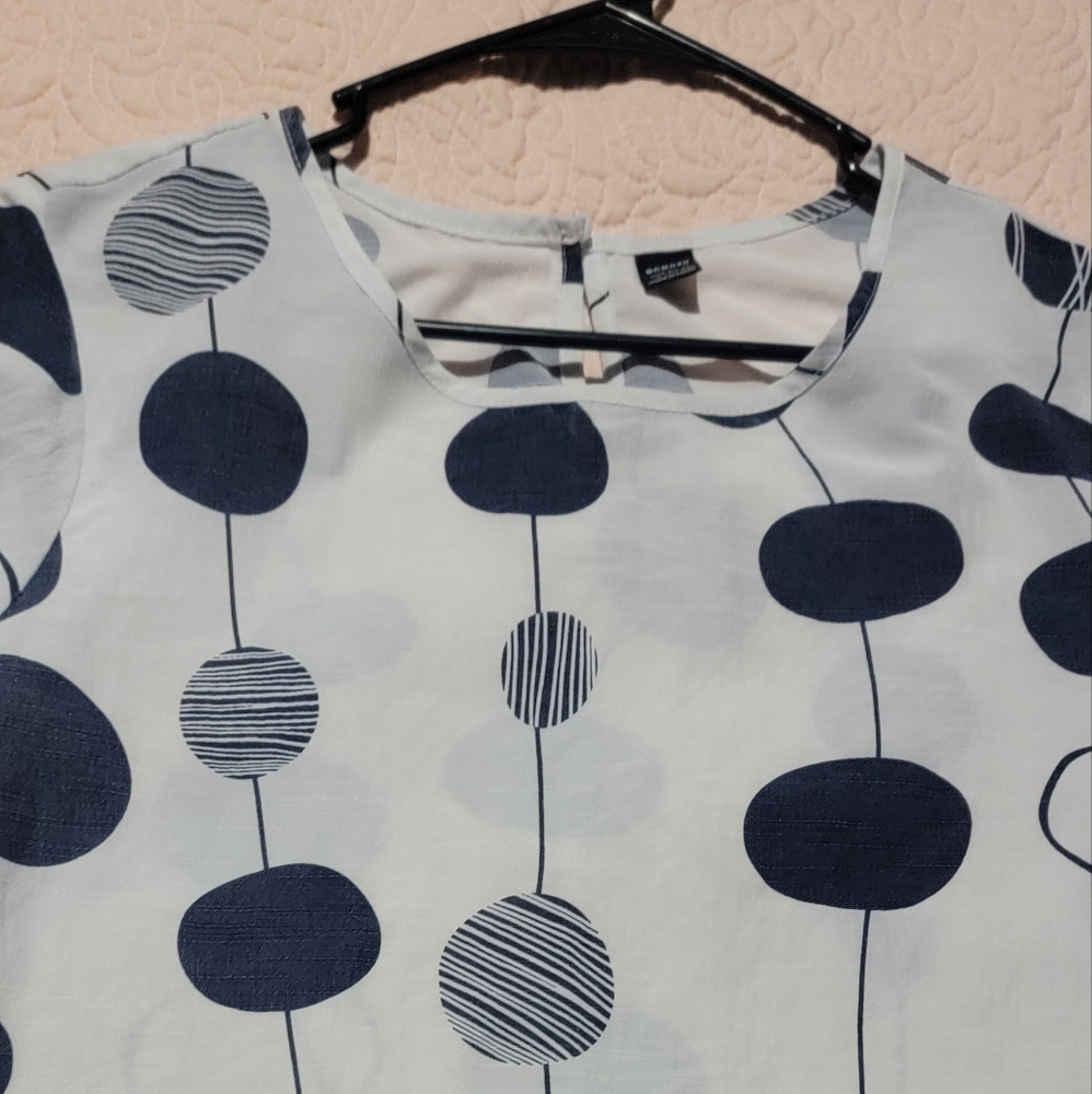 Blouse white with navy dots, large top, button sleeves